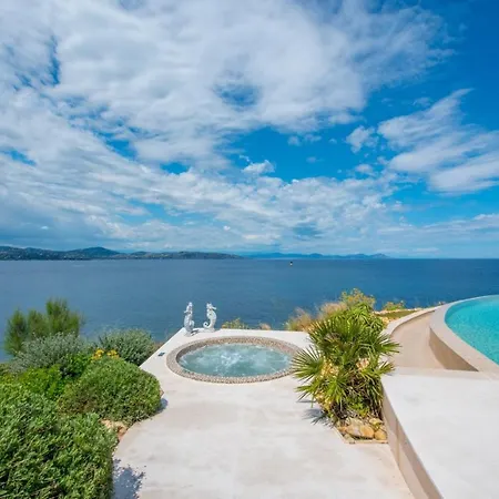 With Helipad, Sauna And Infinity Pool Вилла Сен-Тропе