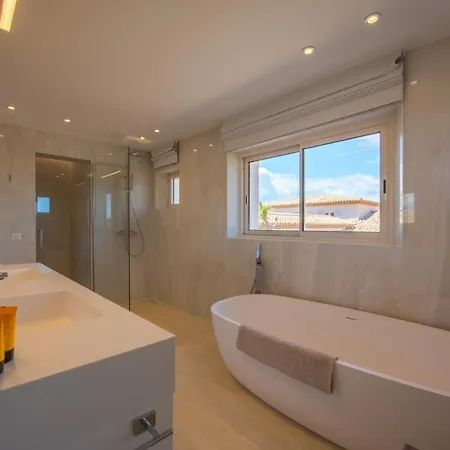 With Helipad, Sauna And Infinity Pool Вилла *