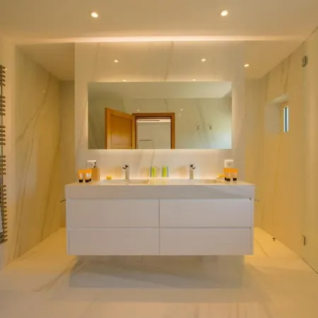 With Helipad, Sauna And Infinity Pool Вилла *