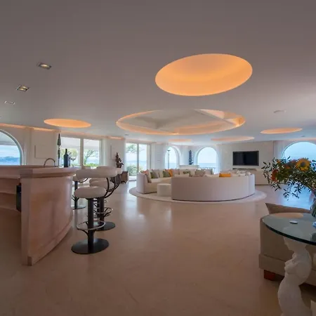 Villa With Helipad, Sauna And Infinity Pool *